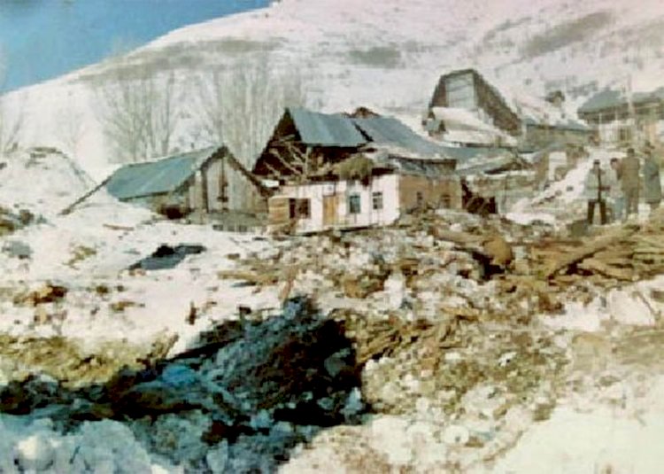 Bayburt'un Üzengili köyü üzerine çığ düştü 18 Ocak 1993