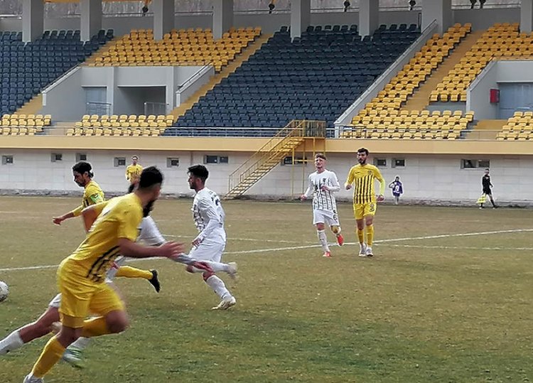 Bayburt Özel İdarespor ilk yarının son maçında Sahasında Tarsus İdman Yurdu ile berabere kaldı