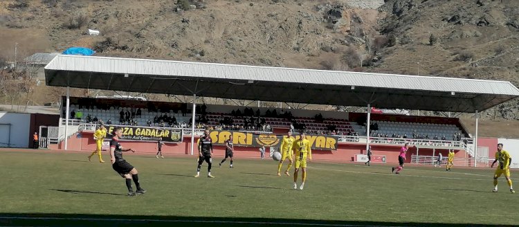 Geliri depremzedelere bağışlanacak olan dostluk maçında Gümüşhanespor ile Bayburt Özel İdarespor karşılaştı.