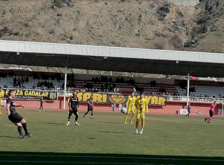 Geliri depremzedelere bağışlanacak olan dostluk maçında Gümüşhanespor ile Bayburt Özel İdarespor karşılaştı.