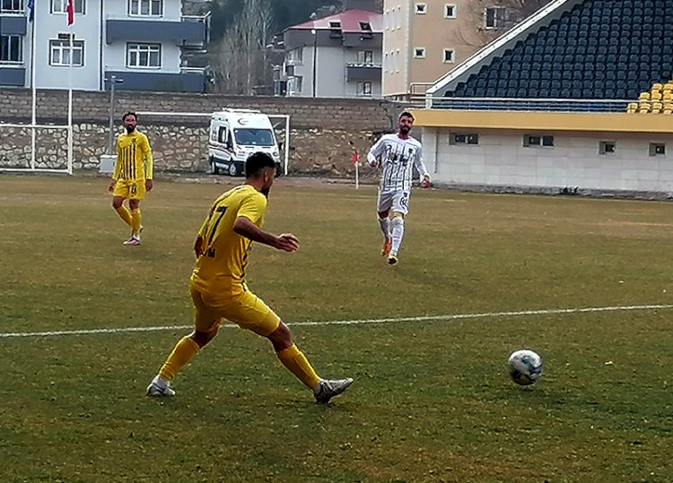 Bayburt Özel İdarespor ilk yarının son maçında Sahasında Tarsus İdman Yurdu ile berabere kaldı